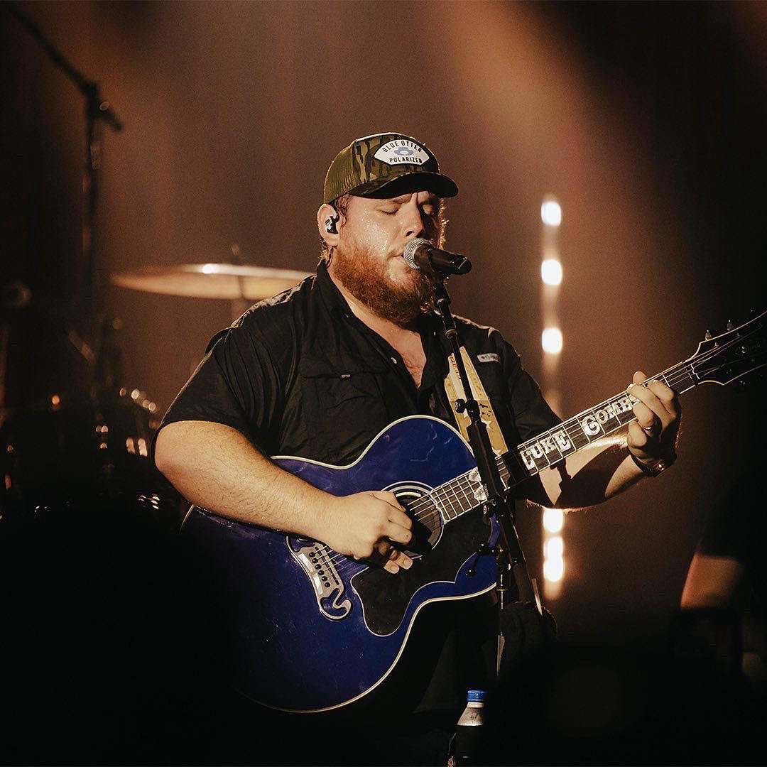 image  1 Apple Music - Taking it back to his roots, #lukecombs celebrates #GrowinUp with an #AppleMusicLive p