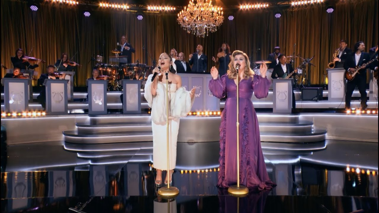 image 0 Kelly Clarkson & Ariana Grande - Santa Can't You Hear Me (from When Christmas Comes Around On Nbc)